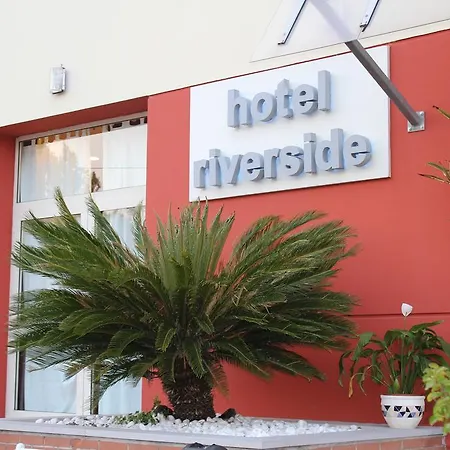 فندق Riverside 4*