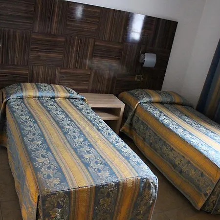 فندق Riverside 4*
