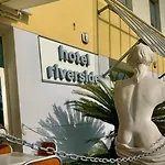Riverside 모데나